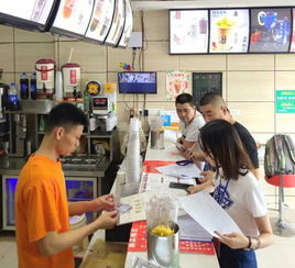 保障網(wǎng)絡(luò)餐飲服務(wù)食品安全，我們?cè)谛袆?dòng)